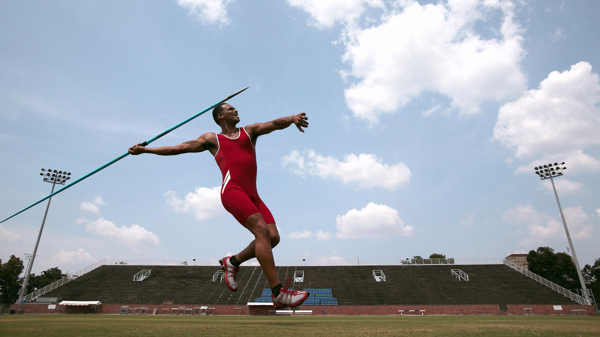 俱乐部与地方政府签订体育产业发展框架协议，体育局关于俱乐部的政策